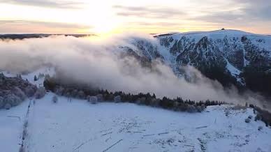 日出雪山风景风光视频的预览图